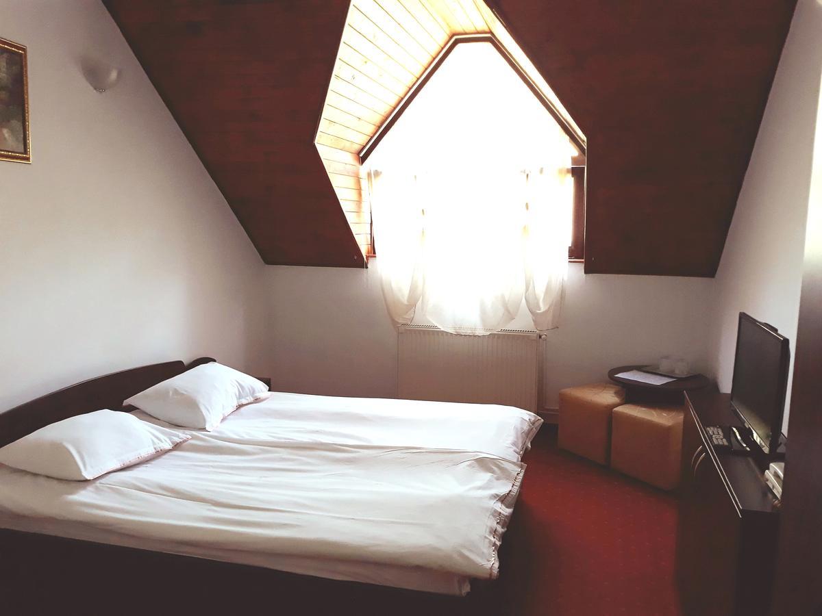 Motel Din Darste Négyfalu Kültér fotó